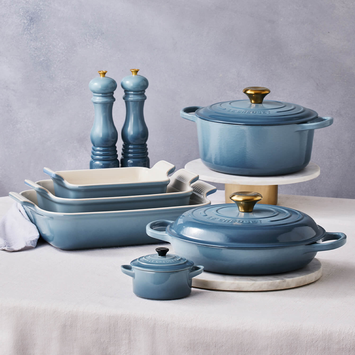 Le Creuset Signature Cast Iron 28cm Round Casserole - Chambray