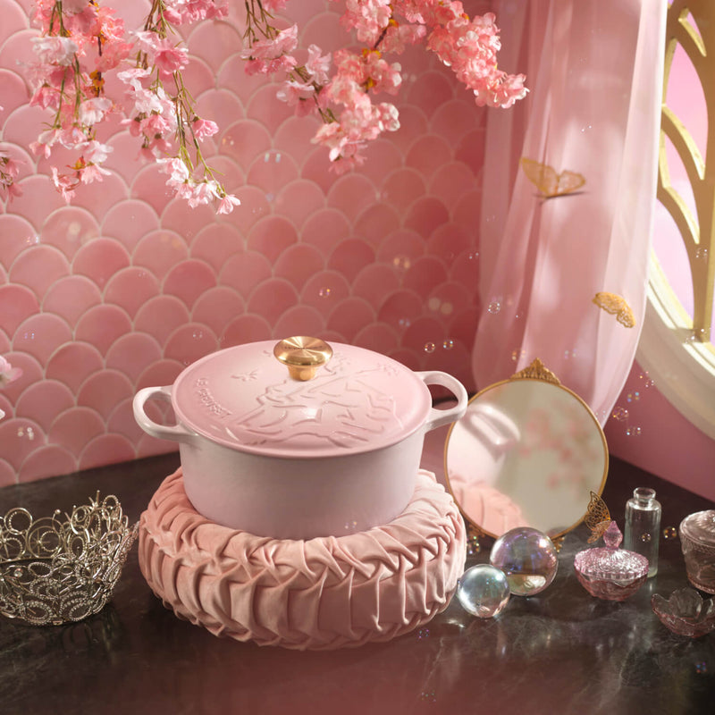 Le Creuset x Wicked Limited Edition Glinda Signature 24cm Cast iron Round Casserole - Shell Pink