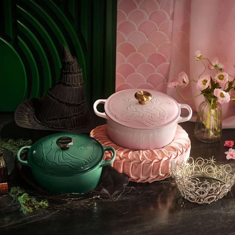 Le Creuset x Wicked Limited Edition Glinda Signature 24cm Cast iron Round Casserole - Shell Pink