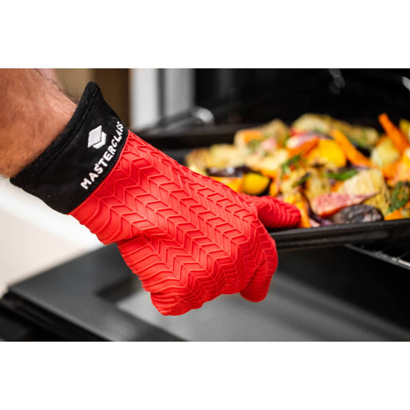 https://www.potterscookshop.co.uk/cdn/shop/products/MCSILGLOVEFING-MasterClass-Fleece-Lined-Silicone-Oven-Glove-Red-Lifestyle_6_800x.jpg?v=1659522969